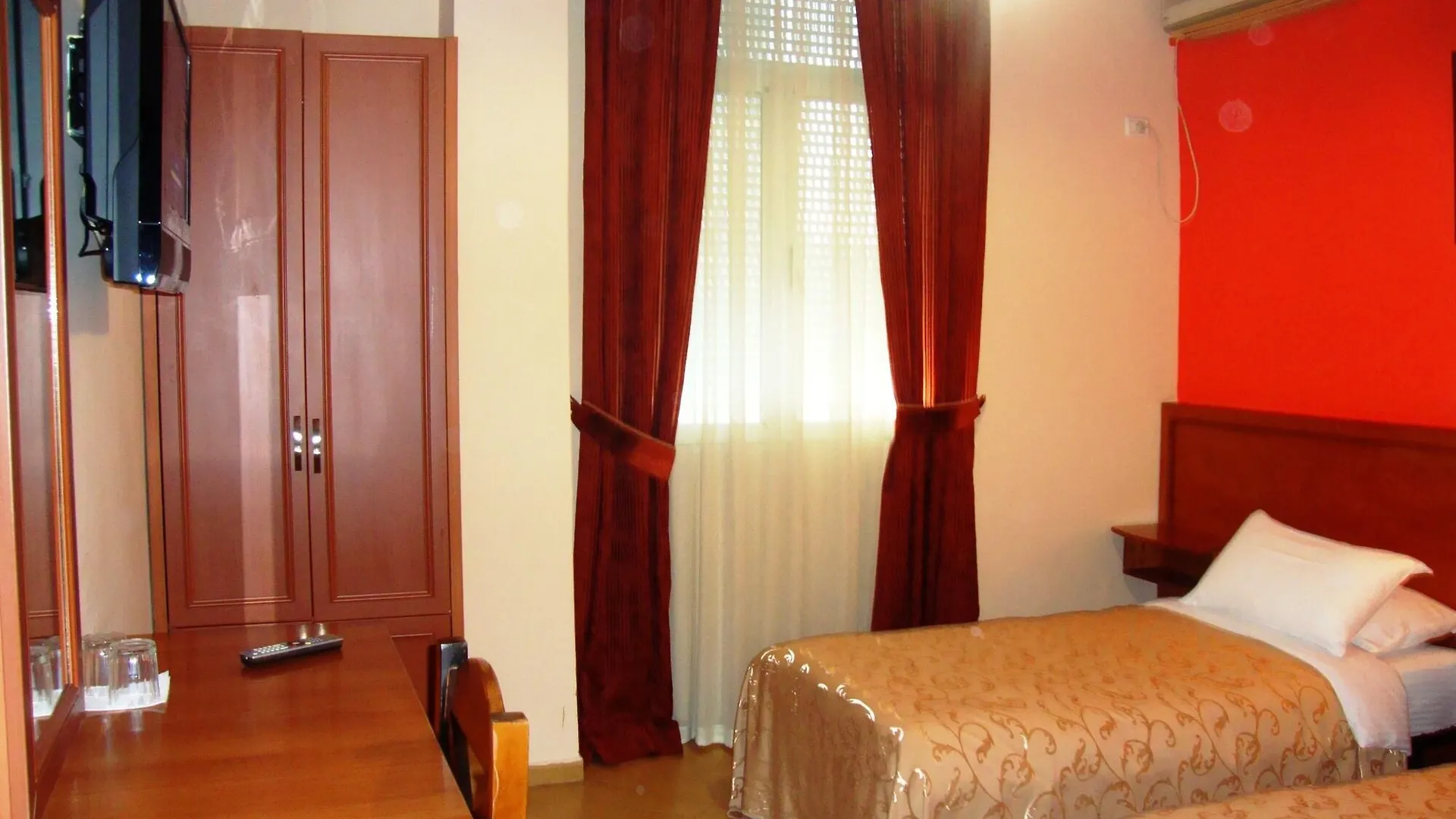 Hotel Nobel Tiran